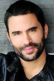 Ignacio Serricchio في دور Julio
