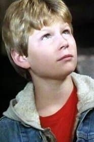 Ryan Slater dans le rôle de Scott