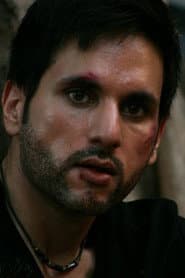 Paul Sidhu dans le rôle de Arjun