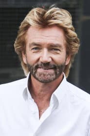 Noel Edmonds dans le rôle de Self