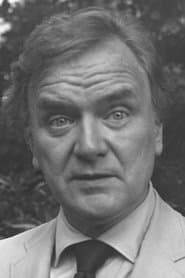 Kevin O'Morrison في دور Moore