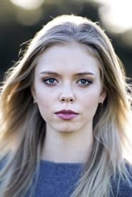 Megan Peta Hill dans le rôle de Poppy Carmichael