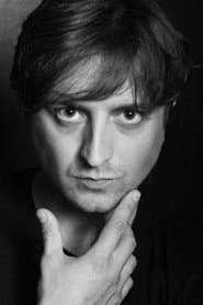 Roman Kulish dans le rôle de The narrator (voice)