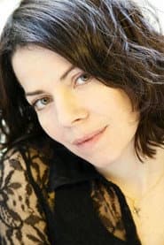 Cylia Malki في دور Iris