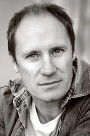 Steven Vidler dans le rôle de Deputy Director Ansell