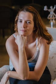 Vitória Vasconcellos في دور Cora