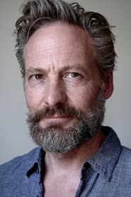 Martijn Nieuwerf في دور Vader Thijs