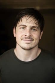 Noah Kershisnik dans le rôle de Hardware Store Salesman