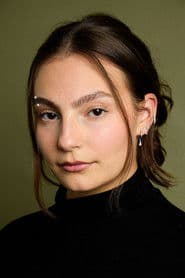 Avery Potemri dans le rôle de Margo