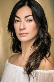 Kristina Lao dans le rôle de Sarah Banks