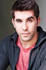 Simon Lipkin dans le rôle de Chief Elf