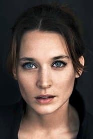 Josefin Asplund في دور Rebecka Mohlin