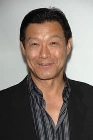 James Saito dans le rôle de Hank