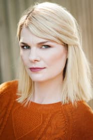 Holly Hargreaves dans le rôle de Mrs. Smith