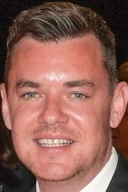 Danny O'Carroll dans le rôle de Buster Brady