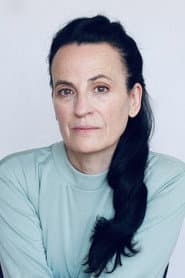 Carole Rochelle dans le rôle de Mrs. Ferrars