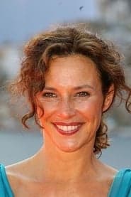 Valéria Cavalli dans le rôle de Asenat