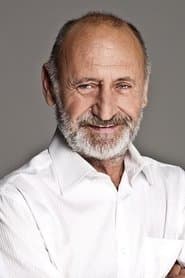 Gábor Reviczky as Ezredes