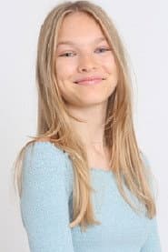Johanna Schraml في دور Faye
