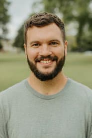 Josh Ellen dans le rôle de The Hunter