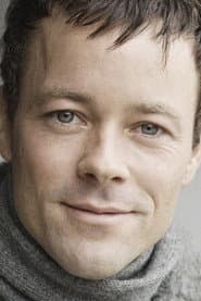 Darcy Belsher في دور Covington