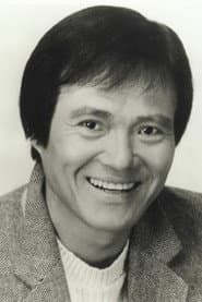 Johnny Yune dans le rôle de Bruce / Grandfather