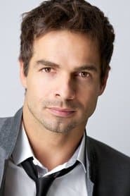 Yves Bright dans le rôle de Kevin Dunn