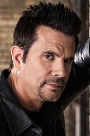 Lorenzo Lamas dans le rôle de Mark Graver