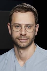 Sean Charmatz dans le rôle de Cricket (voice)