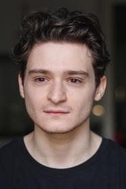 Mikaël Halimi dans le rôle de The Intern