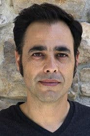 Giancarlo Ruiz dans le rôle de Pap/Father