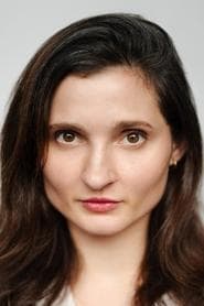 Ruby Bentall في دور Cat