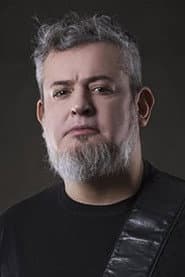 Paulo Jr. dans le rôle de Bass
