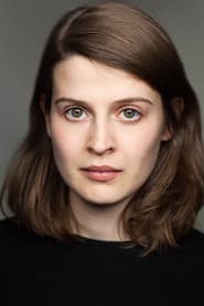 Emma Paetz dans le rôle de Jennifer