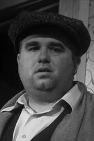 Mike Bell dans le rôle de Mo Mott