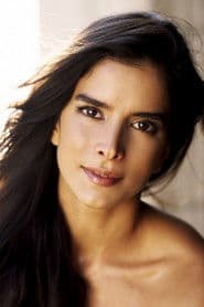 Patricia Velásquez dans le rôle de Pendra