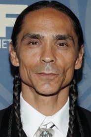 Zahn McClarnon dans le rôle de Chastke Ghostkiller