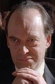 David Petersen في دور Louis Colquhoun