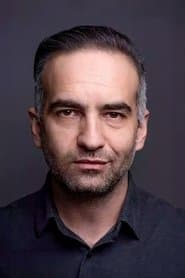Nadir Sarıbacak dans le rôle de 3rd Villager