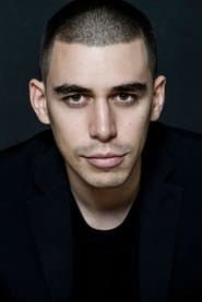 Henry Morales dans le rôle de Celador 1