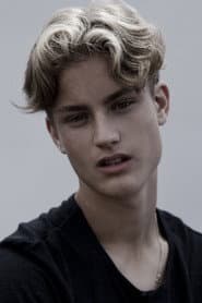 Aidan Gouveia dans le rôle de Quinn