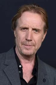 ريس ايفانز في دور Robert Reston