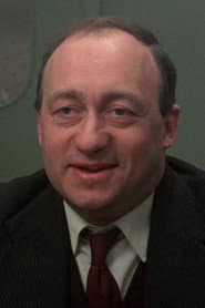 Ken Jones dans le rôle de Mr Biles
