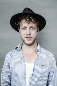 Ted Dwane dans le rôle de Self