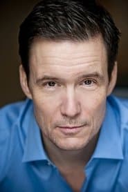 Peter Brooke dans le rôle de Charlie Rutherford