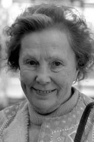Gretchen Franklin dans le rôle de Clarkie