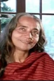 Sova Sen dans le rôle de Mahamaya Chatterjee (Shankar's mother)