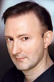 Paul Rogan dans le rôle de Spike