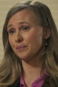 Beth Buchanan as Leanne