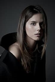 Caroline Ivari في دور Emma Harper